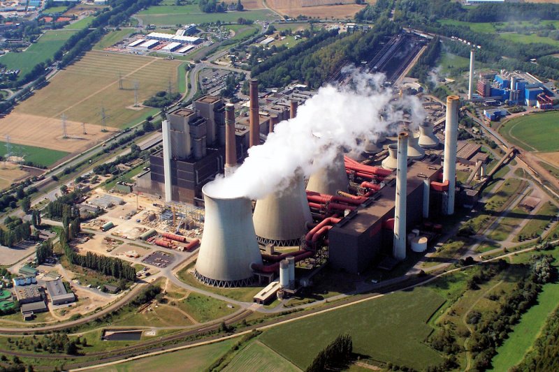 Braunkohle-Kraftwerk Weisweiler (RWE)  unter Dampf , Luftaufnahme vom Sommer 2005.