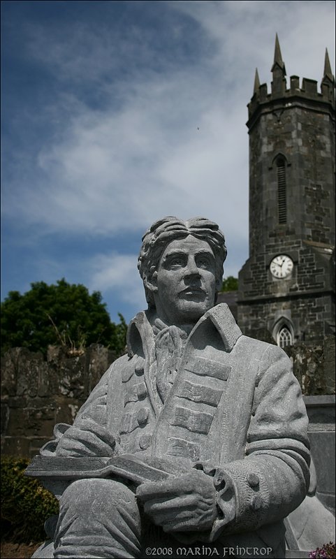 Brian Merriman (Autor von  The Midnight Court) Skulptur vor der Church of Ireland in Enistimon (seiner Geburtsstadt), Irland Co. Clare 