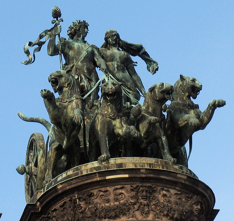 Bronzene Panther-Quadriga (Viergespann) mit Dionysos und Ariadne hochoben über dem Portal der Semperoper (Sächsische Staatsoper); sie wurde von Johannes Schilling geschaffen; Dresden, 29.10.2007
