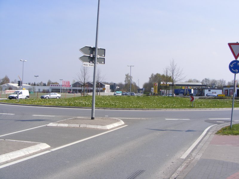 Bruchmhlen ein Ort zwei Bundeslnder......
auf der Linken Seite ist NRW (das Wohnzentrum, Kreis Herford ) die Rechte Seite ist Niedersachsen ( Tankstelle, Landkreis Osnabrck)
der Kreisel ist die Landesgrenze im Ort Bruchmhlen .