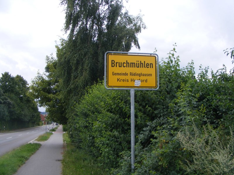 Bruchmhlen - Gemeinde Rdinghausen , Kreis Herford
Bruchmhlen ein Ort zwei Bundeslnder   ( Landkreis Osnabrck, Stadt Melle )
dieses Schild steht auf der Seite von  noch  Melle man sieht linke Seite das Bruchmhlen von NRW.
Aufnahme vom Sommer 2008 
