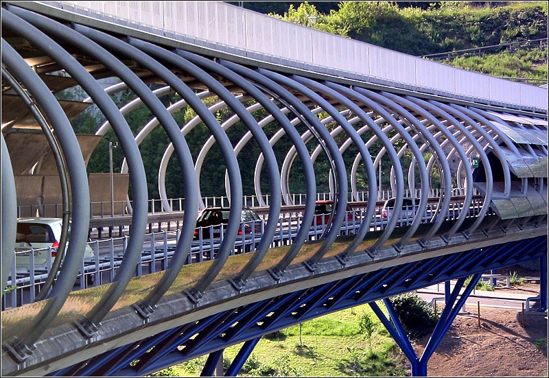 Brcke ber das Nesenbachtal in Stuttgart-Vaihingen: Der Geh- und Radweg wird von den bogenfrmigen Stahlrohren getragen, darin eingehngt sind abschnittsweise Lrmschutzelemente. 30.5.2007 (Matthias)