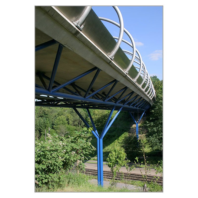 Brücke über das Nesenbachtal in Stuttgart-Vaihingen. Die Brücke wird durch eine Fachwerkkonstruktion mit baumartigen Stützen aus Stahlrohrprofilen getragen. Das Tragwerk der A73-Talbrücke St. Kilian besteht aus einer ähnlichen Konstruktion. 30.5.2007 (Matthias)