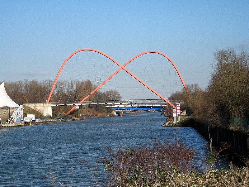 Brcke ber den Rhein-Herne-Kanal in GE-Horst (Entwurf: Polonyi und Partner). Die Brcke wurde gebaut, um die Teile der Bundesgartenschau 1997 beiderseits des Kanals miteinander zu verbinden (15. Februar 2008).