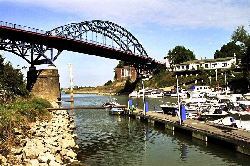 Brcke ber den Ruhrorter Eisenbahnhafen (19. September 2007)