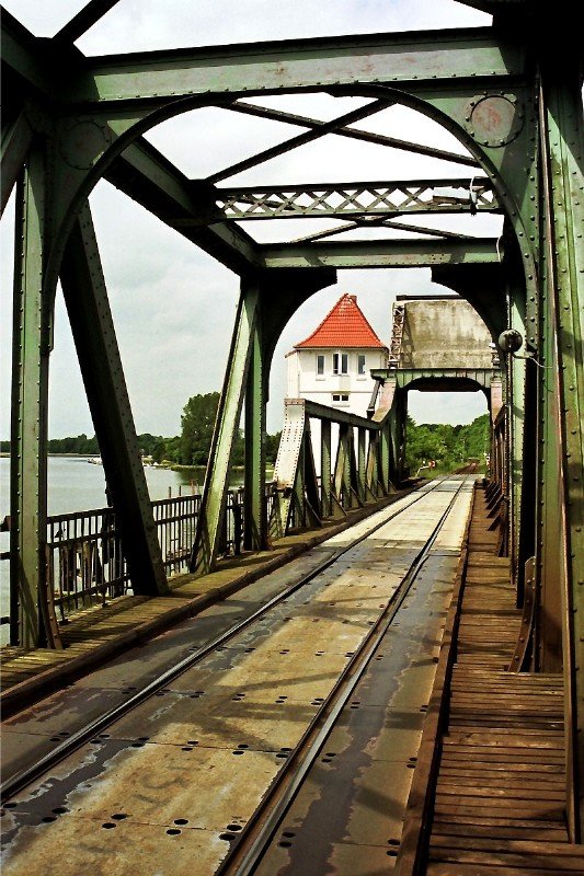 Brcke ber die Schlei bei Lindaunis (Juni 1999). Es handelt sich um eine Eisenbahn- und Straenbrcke. Wer wann die Brcke in welcher Richtung befahren darf, wird durch Schranken und Ampeln geregelt.