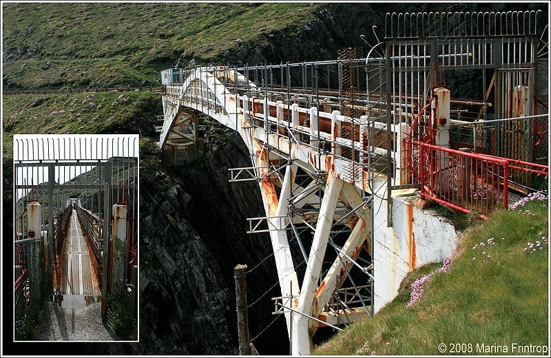 Brcke zur Signalstation am Mizen Head, Irland County Cork. Stahlbeton-Bogenbrcke, 52 m lang, Hhe Oberkante berbau ber Wasser 45 m, fertiggestellt 1910. Vielen Dank an Karl fr die  Bild-im-Bild-Idee .