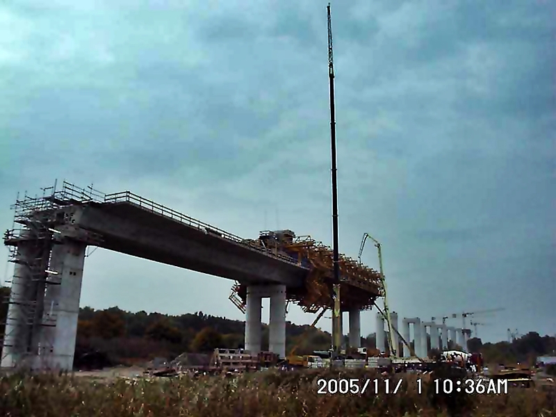 Brckebauarbeiten am 01.11.05 zur neuen Rgenbrcke auf dem Dnholm bei Stralsund, das Teil wirkt wie ein riesiger Kfer bei dem am Ende der fertige Betongrundkrper rauskommt