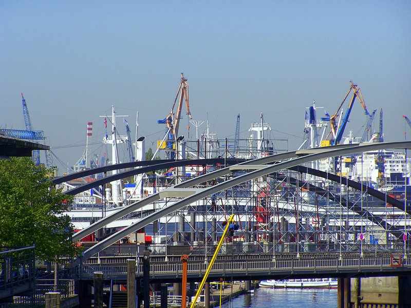 Brcken- Krahn- und Hafengewirr in Hamburg. Diese Brcke ist das  Tor  von der Speicherstadt in Richtung Innenstadt.