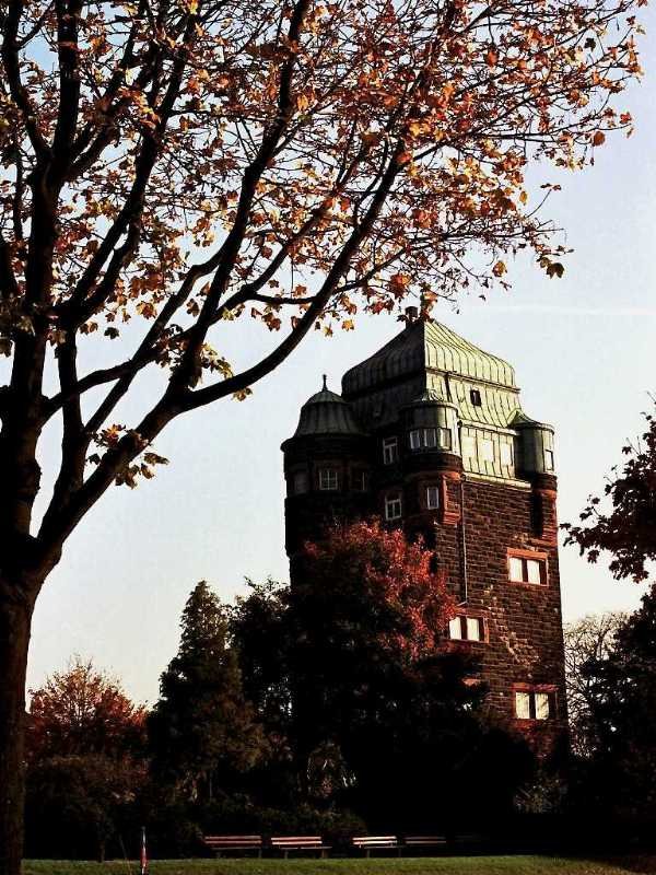 Brckenturm der frheren Ruhrort-Homberger Rheinbrcke (30. Oktober 1999). Der Turm gehrte zum Vorgngerbau der heutigen Friedrich-Ebert-Brcke. Dieser wurde 1907 erffnet und kurz vor Ende des Zweiten Weltkrieges von deutschen Truppen gesprengt. Von den je zwei Brckentrmen auf Ruhrorter und Homberger Seite sind nur die Ruhrorter Trme erhalten geblieben.