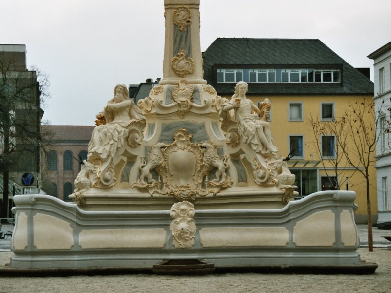 Brunnen auf dem Kommarkt in Trier