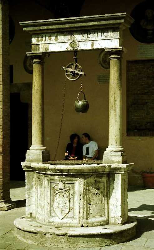 Brunnen im Palazzo Chigi-Sarracini in Siena (April 1993)