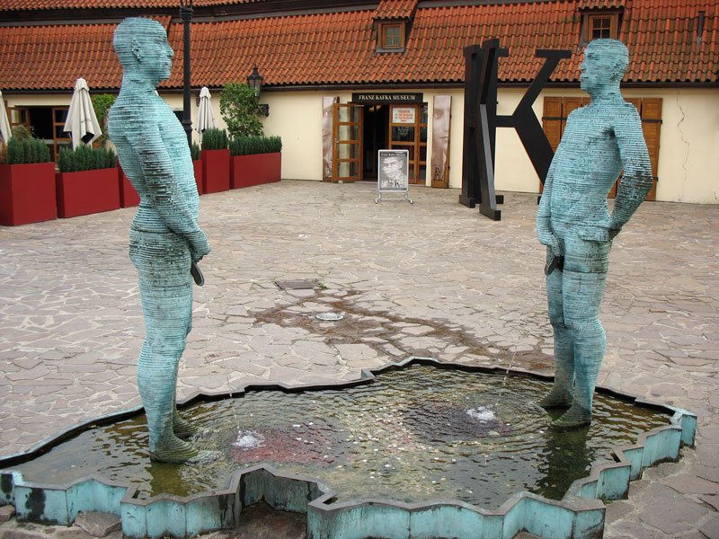 Brunnen vor dem Franz Kafka Museum; Praha (Prag), 6.10.2007
