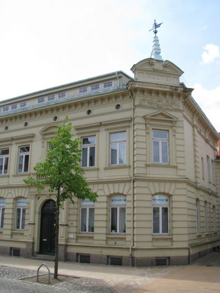 Brgerhaus in der August-Bebel-Strae, Sitz der ARGE, ex. Sitz des Rates des Kreis Grevesmhlen. Grevesmhlen 22.06.2008

