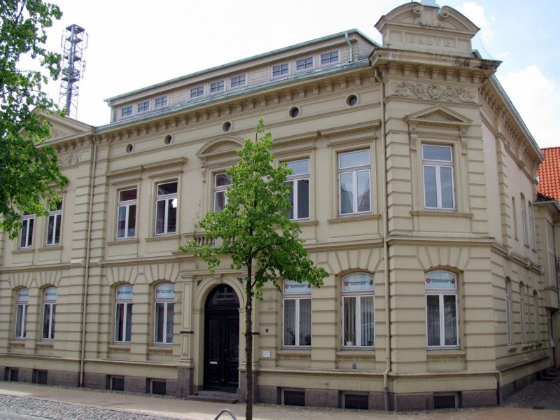 Brgerhaus in der August-Bebel-Strae, Sitz der ARGE, ex. Sitz des Rates des Kreis Grevesmhlen. Grevesmhlen 22.06.2008