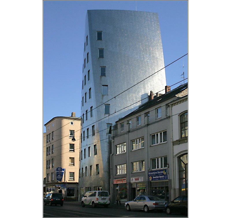 Büro- und Veranstaltungsgebäude vom Stararchitekten Frank Gehry in der Goethestraße. Fertigstellung 2001, Bauherr war die ÜSTRA. 3.11.2006 (Matthias)