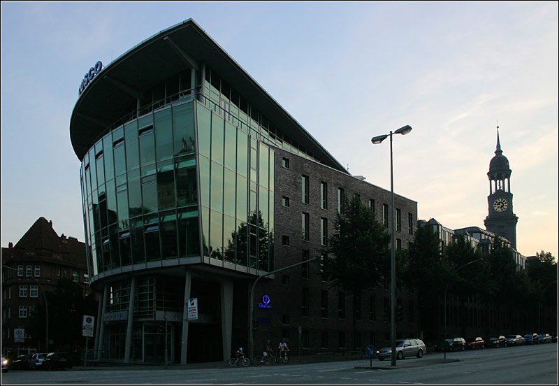 Brogebude Ost-West-Hof, Fertigstellung 1992,  Architekturbro Markovic, Ronai, Ltjen. Im Hintergrund der Hamburger Michel. 14.7.2007 (Matthias)