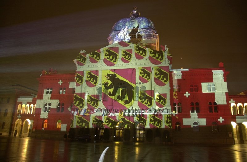 Bundeshaus mit Bernerwappen,Schweizerkreuz und Weltall.
22.11.2008