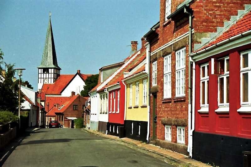 Bunt prsentieren sich die Huschen in Bornholms Hauptort Rnne (Aug. 1997).