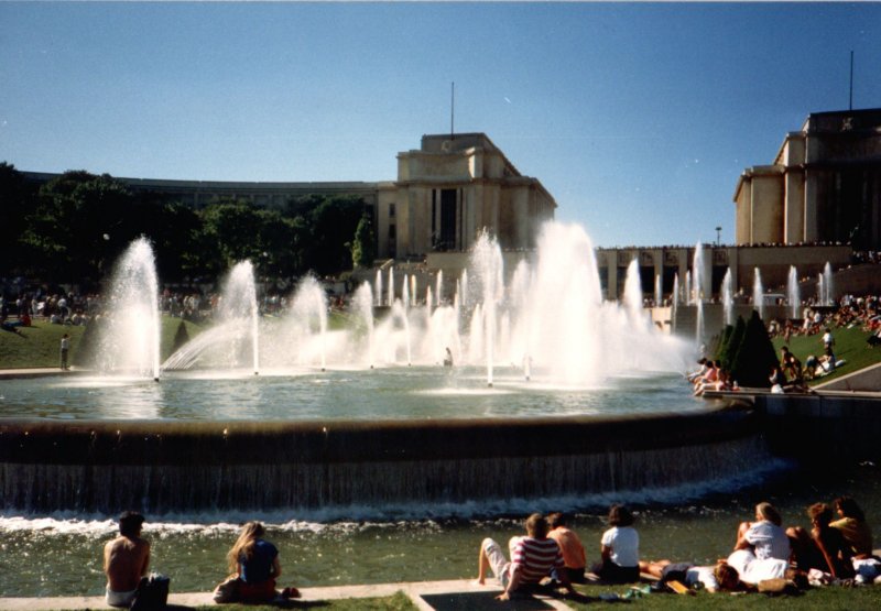 Buntes Treiben am Palais de Chaillot