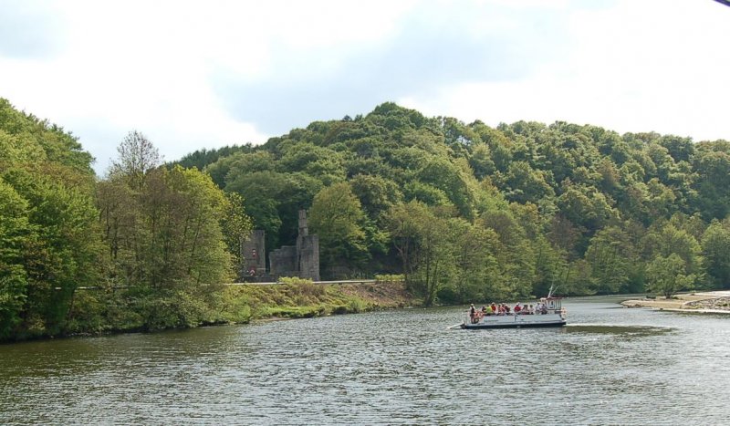 Burg Hardenstein an der Ruhr in Witten. Mit einer Fhre knnen Wanderer und Radfahrer die Ruhr berqueren.