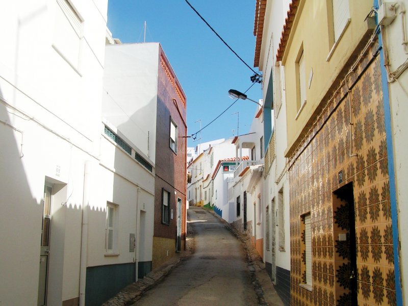 BURGAU, Gemeindeteil Salema (Concelho Vila do Bispo), 09.02.2005, in der Rua dos Pescadores