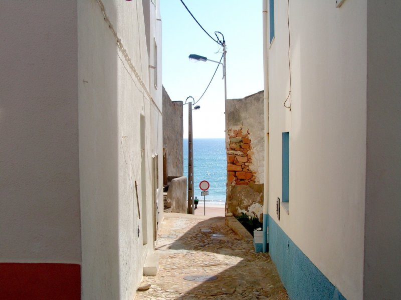 BURGAU, Gemeindeteil Salema (Concelho Vila do Bispo), 09.02.2005, Blick von der Rua dos Pescadores durch eine kleine Gasse auf das Meer