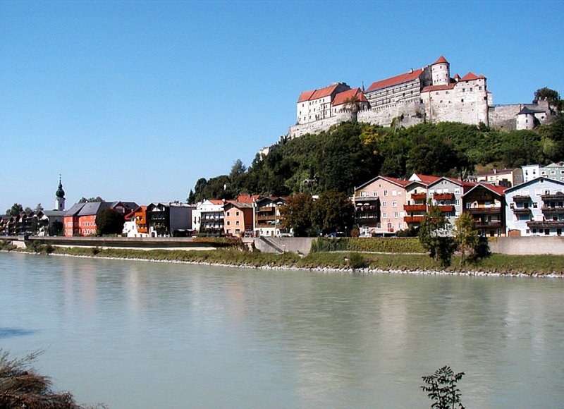 Burghausen Oberbayern mit der lngsten Burganlage Deutschlands ( ca. 1 km ), im Vordergrund die Salzach, von sterreich aus fotografiert - Sommer 2002.