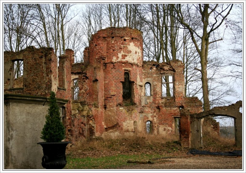 Burgruine bei Rees in NRW.  Burgruine Empel Haus Empel. Das Haus Empel, einst idyllisch am Empeler Meer (Altrhein) gelegen, ist im Zweiten Weltkrieg vllig zerstrt worden... Im 13./14.Jh. Ausbau des Guts zur Burg, 1826 Abbruch des Hauptturms.
Erbaut von Ritter von Rees, anschlieend Herren von Hnnepel, Familie von Diepenbrock (15.Jh.), Familie von Weiler (1831), Alfons Bcker (1923). Der Hauptturm der Burg wurde  Heidentempel  genannt, er soll ein Bauwerk der Rmerzeit gewesen sein und eine Hhe von 30 m besessen haben.  Textquelle: http://www.burgen-und-schloesser.net