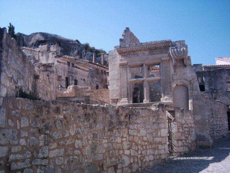 Burgruine Les-Baux-de-Provence: Fenster im Renaissancestil  Post tenebras lux  aus dem Jahr 1571.