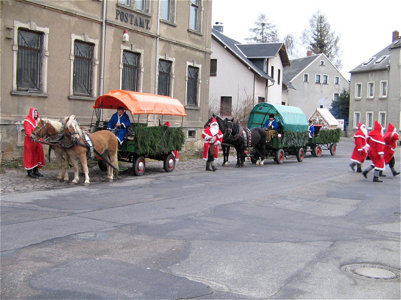 Burkhardtsdorfer Tradition. Der Umzug der Weihnachtsmnner mit Einkehr an jedem Glhweinstand, 02.12.07