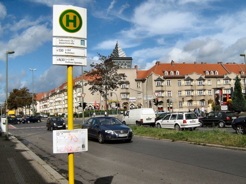 Bushaltestelle in Spandau, 2007