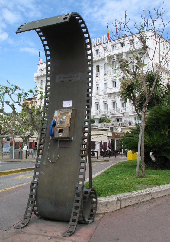 Cannes- ein Stdtchen mit Filmgeschichte. Ein Stckchen Film blieb brig und wurde so kurzerhand in eine Telefonzelle verwandelt.
(April 2009)