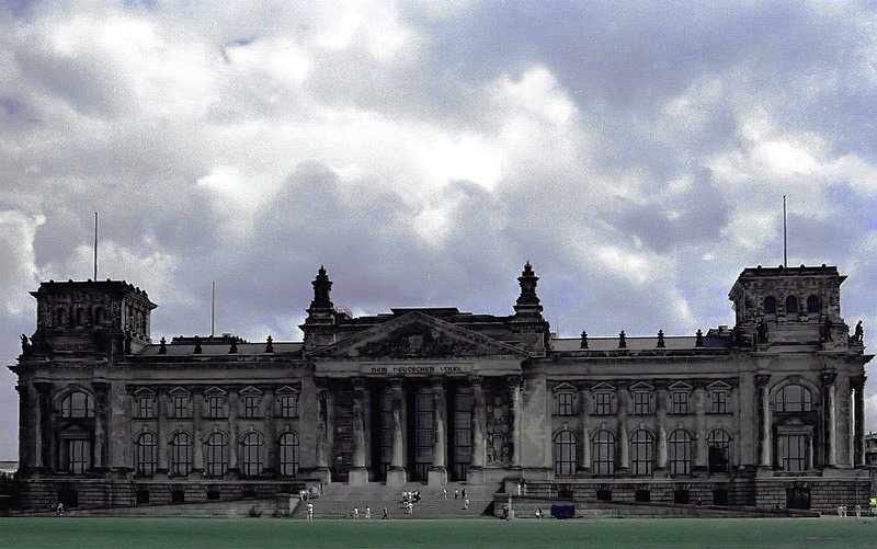 Centrale der  politischen Elite 
Der Reichstag in Berlin. Das Geld fr die Kuppel mute noch gesammelt werden!
Aufn.1982