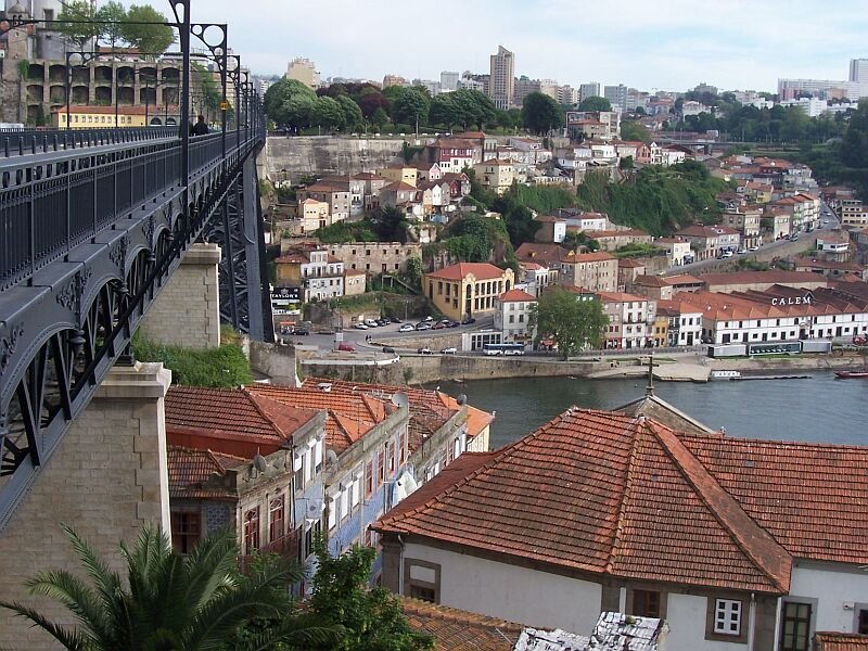 Centrum von Porto rechts der Dom-Luis-Hochbrcke im Mai 2006