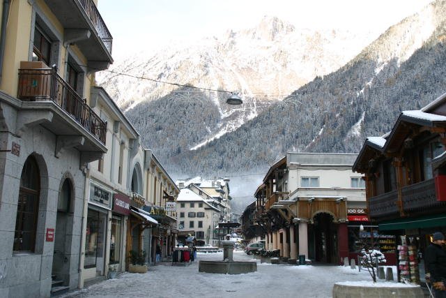 Charmonix Ende November 2005. Die Mittagssonne steigt nicht mehr ber den Gipfel des Mont Blanc und die Stadt liegt im eisigen Schatten des hchsten Berg von Europa. Whrend auf der italienischen Seite sonnig 3C ins Straencaf einluden, gab es hier -10C; 27.11.2005