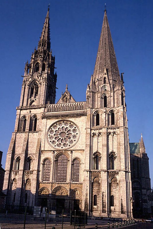 Chartres, Kathedrale Notre Dame, (Sd-) Westfassade. Bau ab 1194. Sdturm (r.) romanisch, 107 m hoch, Portalzone mit Rosenfenster frhgotisch, oberer Teil Nordturm (l.) sptgotisch, 115 m hoch. Scan ab Dia, Okt. 1995
