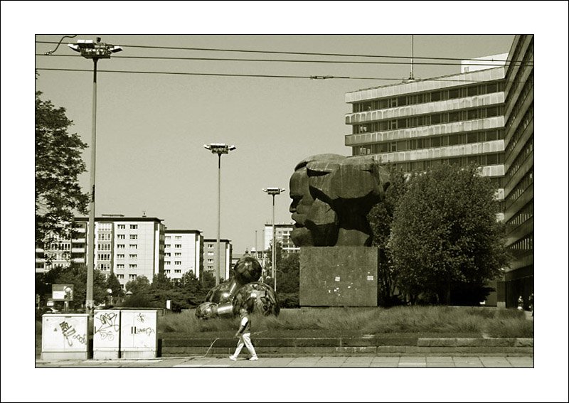 Chemnitz, wie es dort wirklich aussieht: Verteilerksten, Laternenmasten, Karl-Marx,  moderne  Architektur. 11.6.2006 (Matthias)