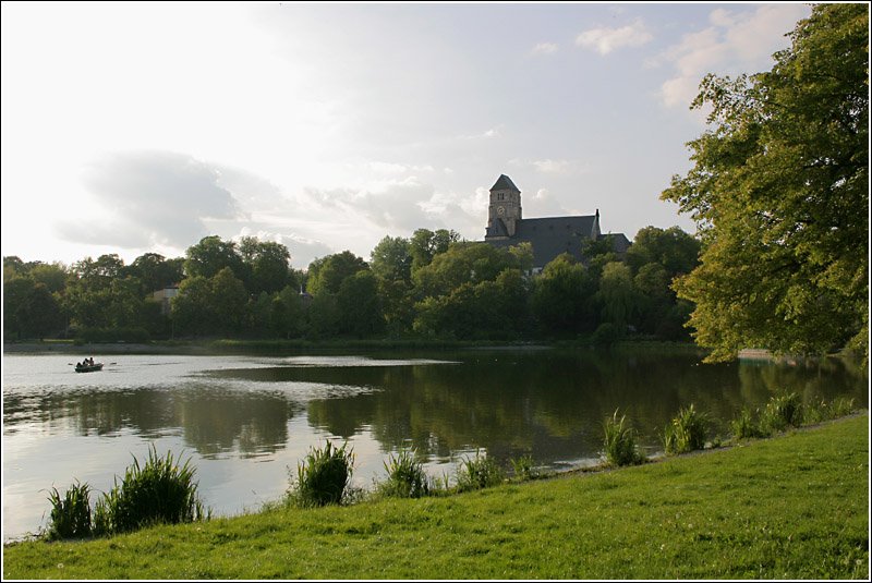 Chemnitzer Ansichten: Da wo Chemnitz am schnsten ist, am Schloteich, mit der Schlokirche. Aber wo ist das Schlo? 9.6.2006 (die WM hatte gerade begonnen) (Matthias)