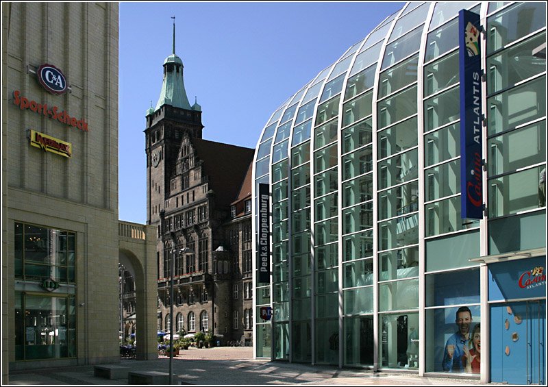 Chemnitzer Ansichten: Durchblick zwischen Kaufhusern zum Markt mit Rathaus. Das glserne Gebude wurden von den Architekten Ingenhoven und Partner geplant. Diese Architekten gewannen in Stuttgart den Wettbewerb zum Bau einen neunen unterirdischen Hauptbahnhofes im Rahmen des Projektes  Stuttgart 21 . 11.6.2006 (Matthias)