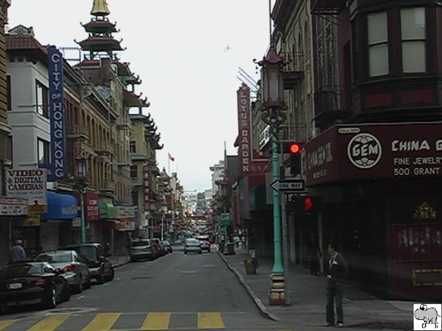 Chinatown im Herzen von San Francisco.
Die Aufnahme entstand am 26. Juli 2006 aus den fahrenden Bus. Daher bitte ich die schlechte Qualitt zu entschuldigen.