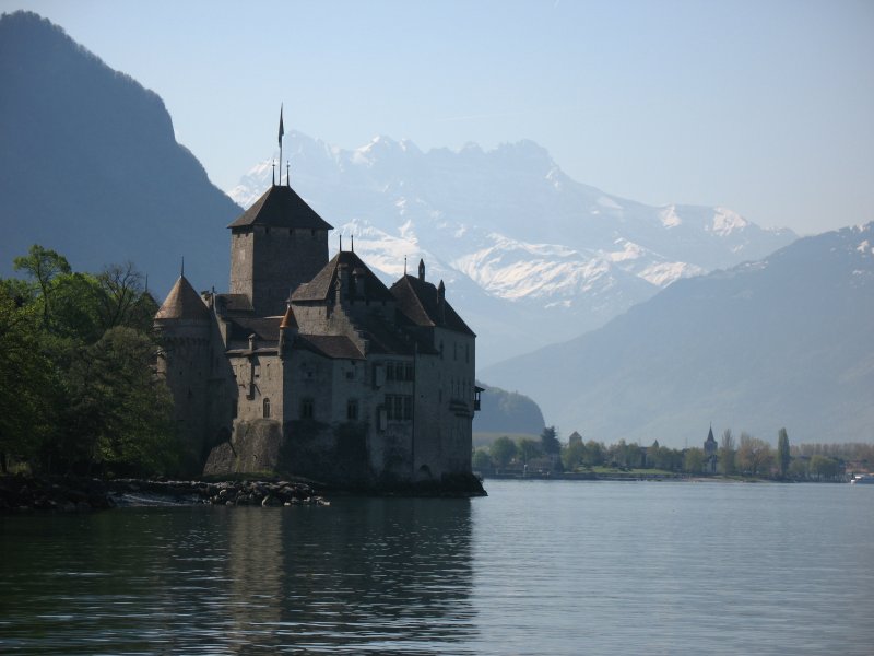 Chteau de Chillon im Gegenlicht der Morgensonne.
Dahinter kann man noch das schneebedeckte Massif der
Dents-des-Midi sehen.