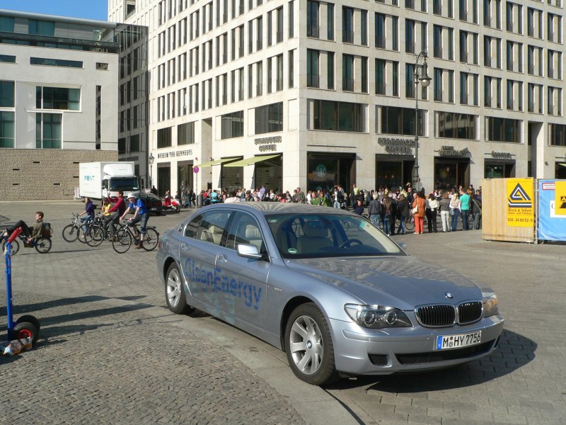  Clean Energy  - whrend die einen davon reden, praktizieren andere sie bereits - nachhaltige Fortbewegung. Im Vordergrund ein Wasserstoffauto, im Hintergrund die Skater- und Fahrraddemo. 19.4.2009