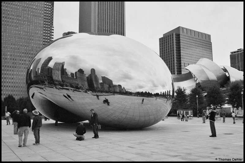  Cloud Gate  - ein Kunstwerk des britischen Knstlers Anish Kapoor befindet sich im Millenium Park. Wunderbar spiegelt sich darin die Skyline; September 2005