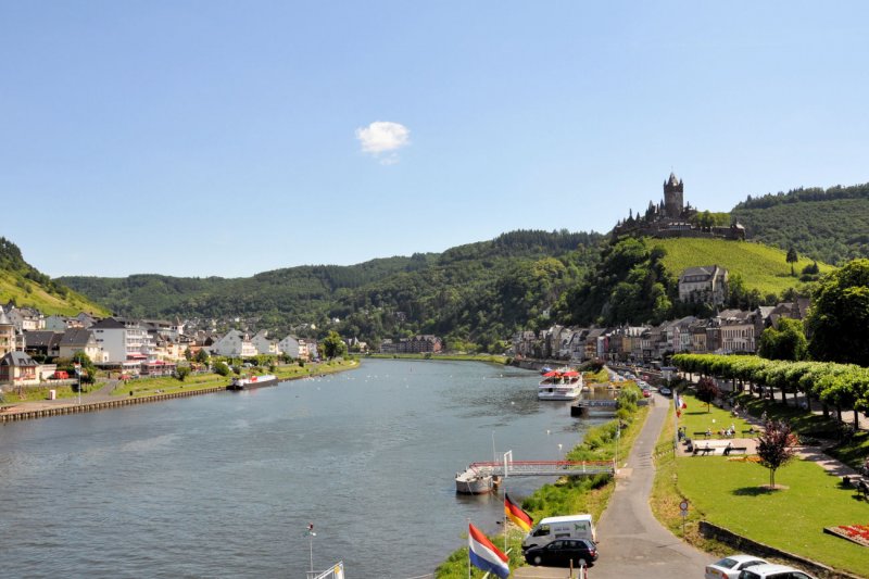 Cochem an der Mosel, Blick von der Hauptbrcke Richtung Sd-West auf die Reichsburg. 24.06.2009