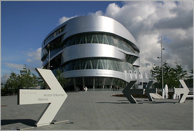 Da geht´s lang: Das neue Mercedes-Benz-Museum in Stuttgart. 30.5.2006 (Matthias)