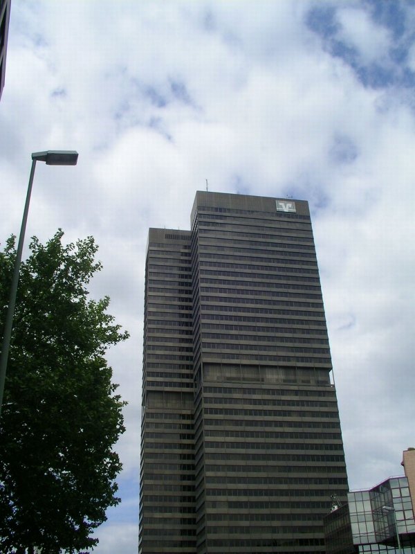 Das 142 m hohe City-Hochhaus befindet sich in Frankfurt am Main am Platz der Republik, und wurde 1972 fertiggestellt. 