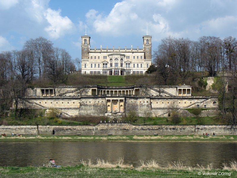 Das 1854 im spätklassizistischem Stil erbaute Schloss Albrechtsberg (während der DDR-Zeit der   Pionierpalast ) mit dem darunter befindlichen Römischen Bad - Dresden, 28.03.2007
