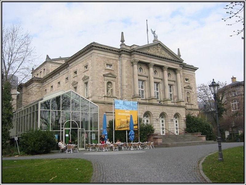 Das 1890 erffnete Deutsche Theater in Gttingen. Der Glaspavillon links wurde im Rahmen eines greren Um- und Anbaus des Theaters Anfang der 80er Jahre des letzten Jahrhunderts errichtet. Die Aufnahme stammt vom 27.03.2005.