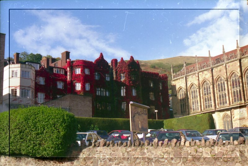 Das Abbey Hotel in Great Malvern
Das zentral gelegene Abbey Hotel bietet hinter seiner Virginia-Creeper-Fassade hervorragende viktorianische Architektur. Das Hotel wurde Mitte des 19. Jahrhunderts in einer Wachstumsphase dieses Baderortes in Auftrag gegeben und heit seitdem seine Gste herzlich willkommen.